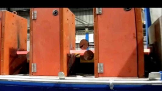 闪红条垂直插入三大橙盒热钢部件(橙盒间)接触空气