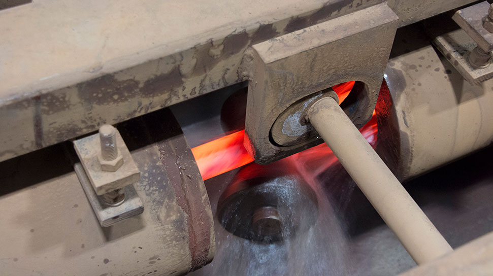 发光红色(热点)钢件放在工作件上快速冷水进程被称为解锁